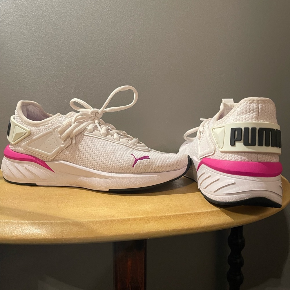 LIKE NEW: PUMA women’s sneakers